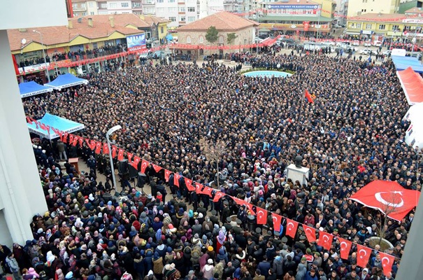 Nişanlısına asker elbisesiyle veda etti