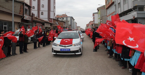 Nişanlısına asker elbisesiyle veda etti