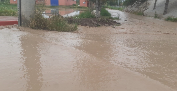 Alaca’da sağanak ve dolu yağış hayatı felç etti