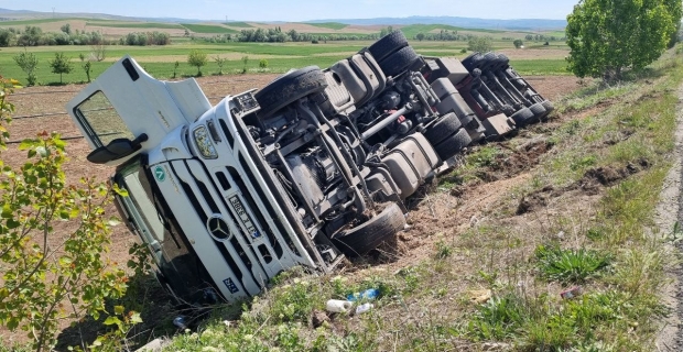 Tır şarampole devrildi, sürücü yara almadan kurtuldu