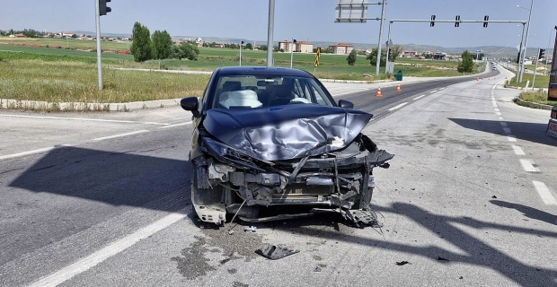 Kırmızı ışık ihlali kazaya sebep oldu: 3 yaralı