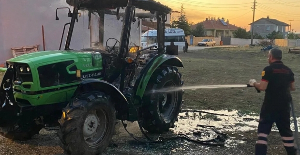 Alaca'da park halindeki traktör alev alev yandı