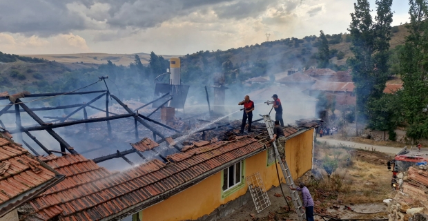 Patlayan tüp evi ve samanlığı kül etti