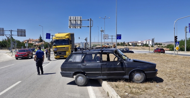 Alaca'da TIR'la çarpışan otomobil yaklaşık 50 metre sürüklendi