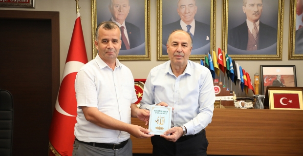 Başkan Arslan’a kitap hediye etti