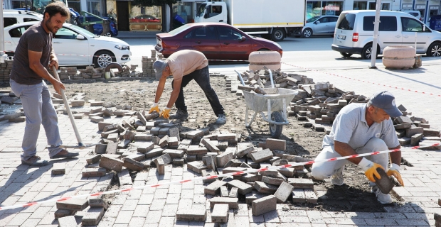 Cumhuriyet Meydanı’nda çöken kısımlar tamir edildi