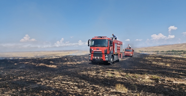 Anız yangını ormanlık alana sıçramadan söndürüldü