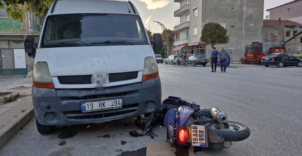 Kontrolden çıkan motosiklet ticari aracın altına girdi: 2 yaralı