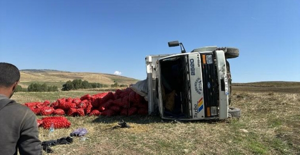 Soğan yüklü kamyon devrildi: 1 yaralı