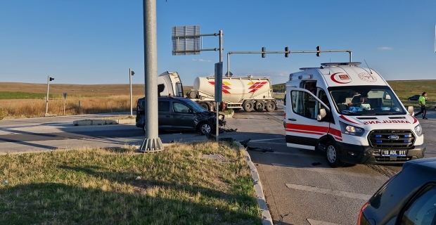 Tır ile hafif ticari araç çarpıştı: 2 yaralı