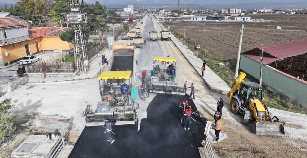 Alaca’da şehir girişleri sıcak asfalt ile güzelleşiyor