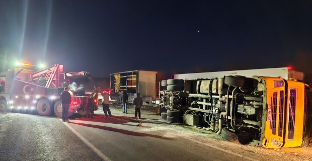 Kamyon devrildi, mandalinaların saçıldığı yol trafiğe kapandı