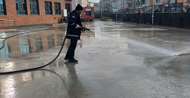 Selin Şahin Ortaokulu’nun bahçesinde temizlik çalışması