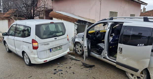 Alaca’da feci kaza: Sürücüler burnu bile kanamadan kurtuldu