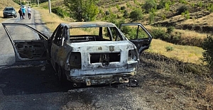 Alaca'da seyir halindeki otomobil alev alev yandı