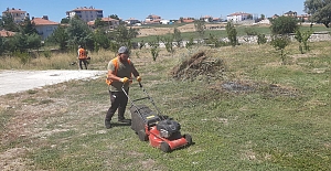 Alaca Belediyesi okulların bahçelerini temizliyor