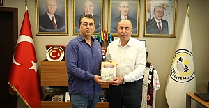 Başkan Arslan’a kitap hediye etti