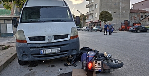 Kontrolden çıkan motosiklet ticari aracın altına girdi: 2 yaralı