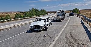 Kontrolden çıkan otomobil karşı şeride geçip bariyerlere çarptı: 2 yaralı