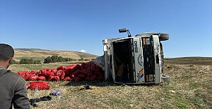 Soğan yüklü kamyon devrildi: 1 yaralı