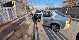 Cumhuriyet Caddesi’nde feci kaza: Otomobil ağaca çarptı!