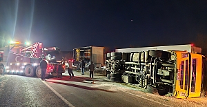 Kamyon devrildi, mandalinaların saçıldığı yol trafiğe kapandı