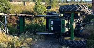 Kurban kesimi yapılan iş makinesi dereye devrildi