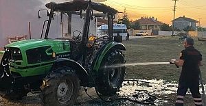 Alaca'da park halindeki traktör alev alev yandı