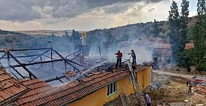 Patlayan tüp evi ve samanlığı kül etti