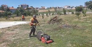 Alaca Belediyesi okulların bahçelerini temizliyor