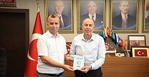 Başkan Arslan’a kitap hediye etti