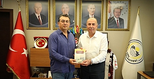 Başkan Arslan’a kitap hediye etti