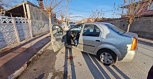 Cumhuriyet Caddesi’nde feci kaza: Otomobil ağaca çarptı!