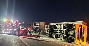 Kamyon devrildi, mandalinaların saçıldığı yol trafiğe kapandı